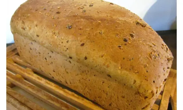 Pain aux graines doré, prêt à être dégusté. Une recette maison qui sent bon le terroir.