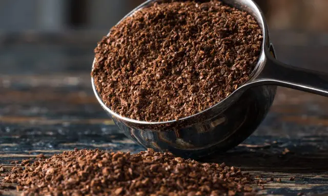 Ein Löffel voller grober Kaffee, bereit für den Morgenkaffee.