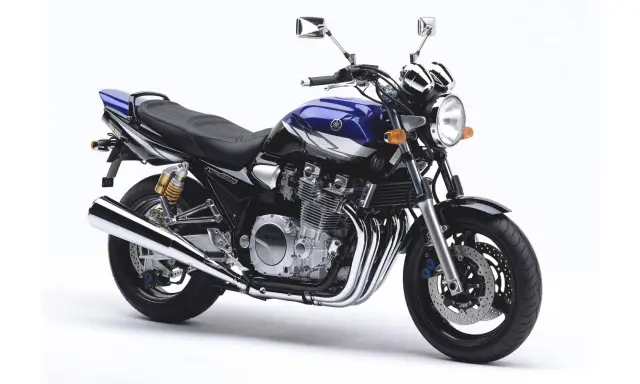 Klasyczny motocykl Yamaha XJR 1300 w kolorze niebiesko-czarnym. Poznaj jego yamaha xjr 1300 dane techniczne i poczuj moc.