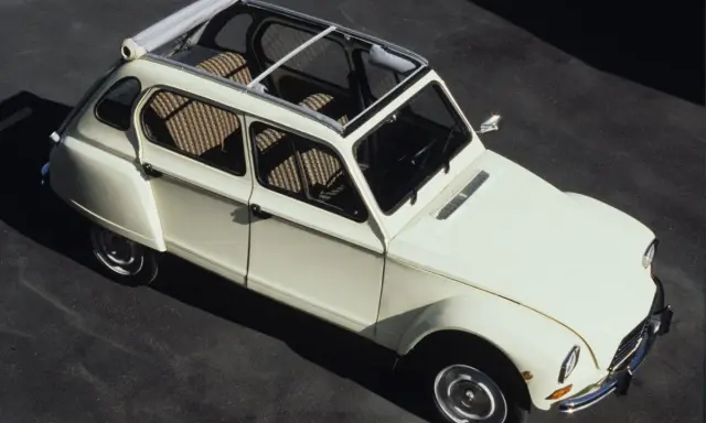 Un clásico Dyane 6 blanco con techo corredizo abierto, listo para un paseo.