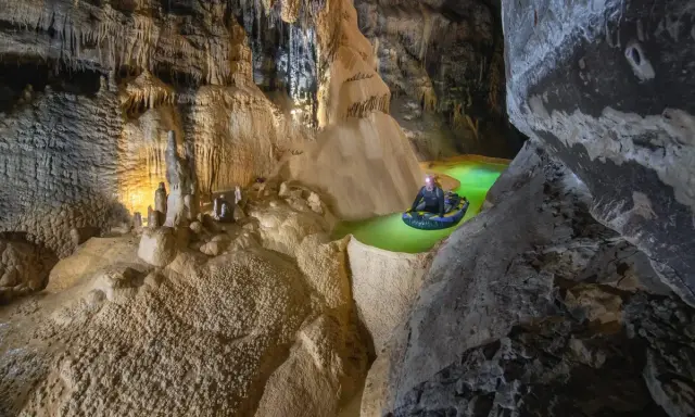 Explorador en balsa por el ojo guareña, un río subterráneo de aguas verdes y formaciones rocosas impresionantes.