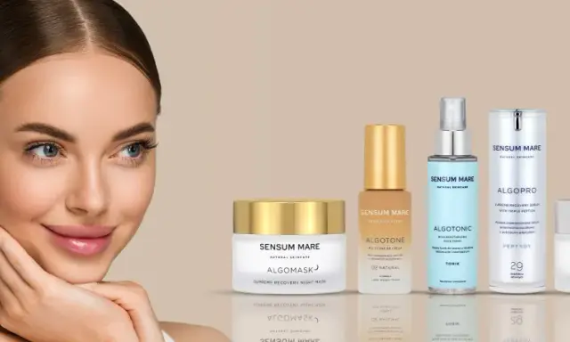 Kobieta z gładką cerą obok produktów SENSUM MARE: kremu Algomask, toniku Algotonic, serum Algopro i kremu Algorich.