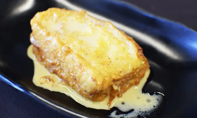 Torrija dorada y jugosa, bañada en una deliciosa salsa, ¡las mejores torrijas para disfrutar!