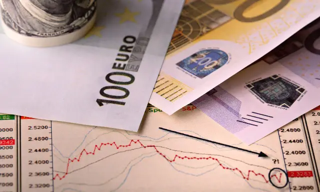 Euro banknoty i wykres giełdowy. Czyżby nadgodziny w niedzielę?