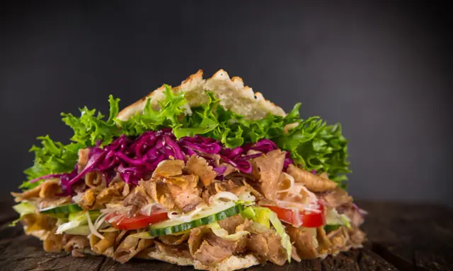 Saftiger Döner mit Fleisch, Salat, Tomaten, Gurken und Rotkohl. Perfekt, um Kebab selber machen zu lernen!