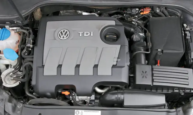 Silnik TDI 1.6. Zastanawiasz się, 1.6 tdi ile oleju potrzebuje? Widok komory silnika VW z widocznym korkiem wlewu oleju.