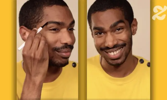 Un homme ajuste la forme de son sourcil avec un crayon. Il sourit, confiant dans son nouveau look.