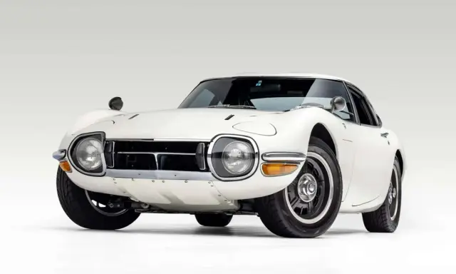 Weißer Toyota 2000GT, ein ikonischer Sportwagen. Der Toyota 2000GT Preis ist hoch, aber die Investition lohnt sich für dieses Meisterwerk.