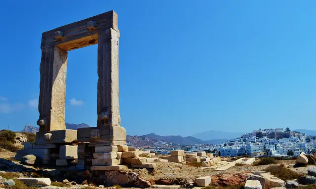 Antica porta a Naxos, con la città bianca sullo sfondo. Un luogo perfetto per esplorare con i bambini.