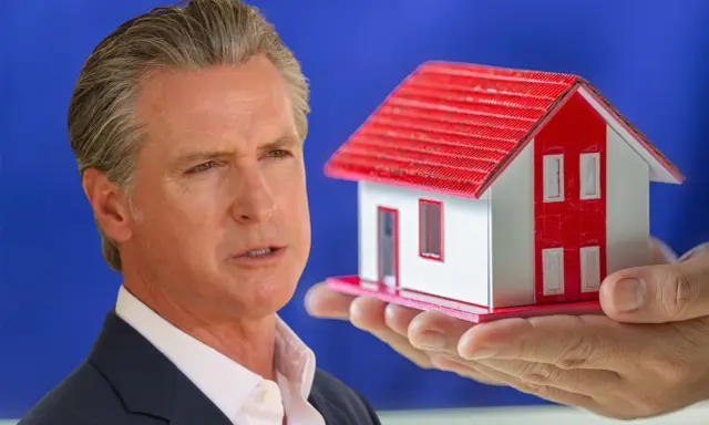 Hombre con traje mira una maqueta de casa roja y blanca, sugiriendo decisiones sobre arrendamientos de temporada.