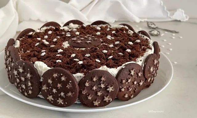 Torta Pan di Stelle decorata con biscotti, crema e briciole di cioccolato. Un dolce stellare!