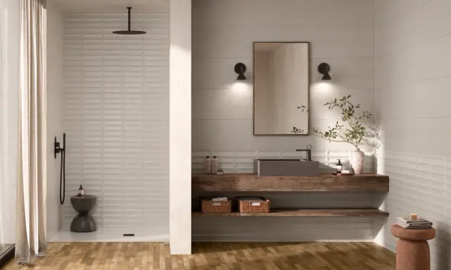 Bagno moderno con doccia a vista, lavabo in pietra e mensole in legno. Un esempio di idee bagno originali con un tocco naturale.
