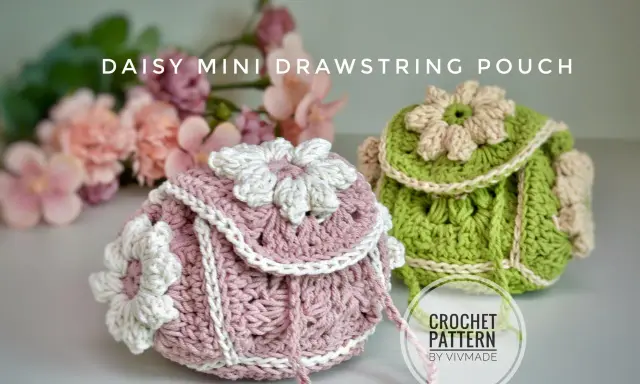 Dos bolsitas de ganchillo para regalos, una rosa y otra verde, decoradas con flores de ganchillo.