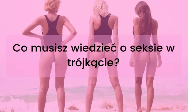 Trzy kobiety w strojach kąpielowych stoją na plaży.