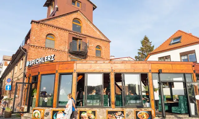 Restauracja "Spichlerz" w Ustce, jedna z atrakcji miasta, zaprasza do swoich wnętrz.