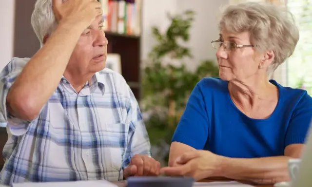 Zmartwieni seniorzy liczą pieniądze, martwiąc się o minimalną emeryturę w Polsce.