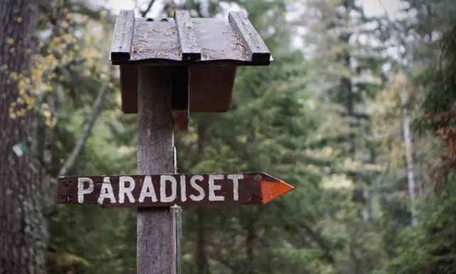 En skylt pekar mot paradisets naturreservat.