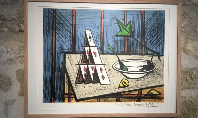 Lithographie de Bernard Buffet, une tour de cartes fragile, symbole de la valeur éphémère des choses. Une nature morte intrigante.