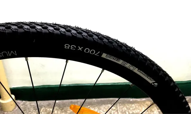 Opony 29 cali na asfalt, model Bontrager LT3 Expert 700x38, gotowe na miejskie trasy.