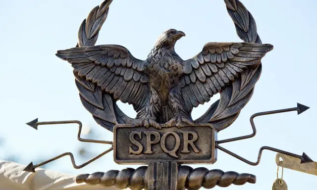 Aquila romana con SPQR, simbolo di Roma, con ali spiegate e frecce.