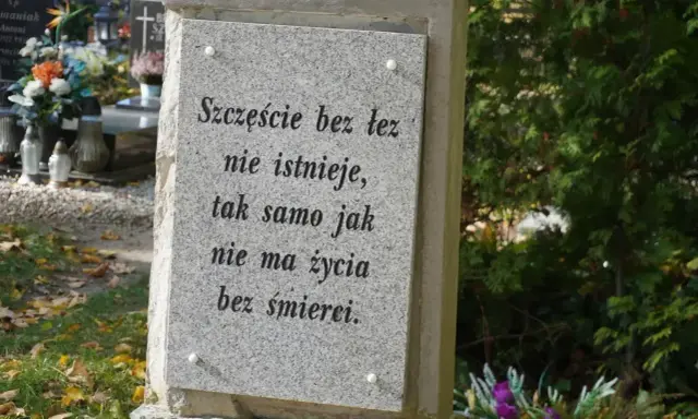 Kamienna płyta z cytatem o życiu i śmierci na cmentarzu, gdzie odbywa się pochówek urny.
