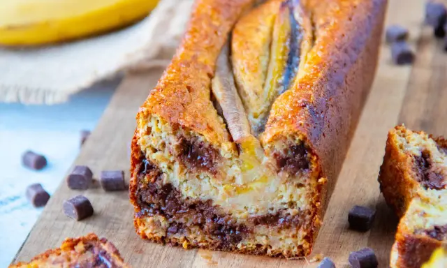 Gâteau moelleux au chocolat et banane, parfait pour une recette gâteau chocolat banane healthy. Des morceaux de chocolat parsèment ce délice.