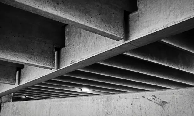 Skomplikowana konstrukcja z betonu C25/30, tworząca ciekawe cienie i linie pod sufitem.