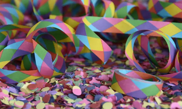 Nastrono colorato e coriandoli, perfetti per quando si festeggia Carnevale con allegria e divertimento.