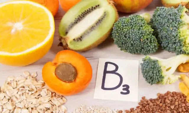 Fruits, légumes et céréales illustrant les vitamine b3 bienfaits. Orange, kiwi, abricot, brocoli, flocons d'avoine, sarrasin.
