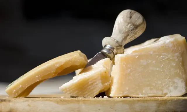 Ser halloumi: kalorie, białko i dieta jeść czy unikać?