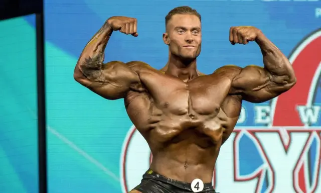 Ein Bodybuilder präsentiert seine Muskeln auf der Bühne des Classic Physique Olympia.