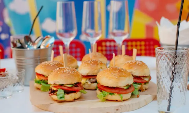 Gdzie kupić mini bułki do burgerów? Sklepy, przepis i porady!