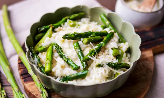 Cremiges Risotto mit frischem Spargel und Parmesan, ein Frühlingsgenuss.