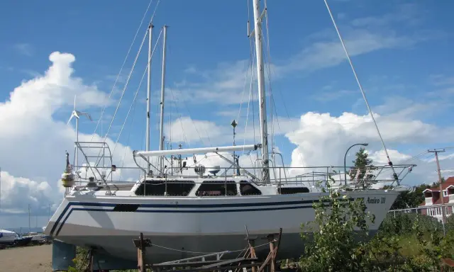 Le voilier "Amiro III" est sur des chandelles, prêt pour l'hiver. Gilbert Caroff admire son bateau.