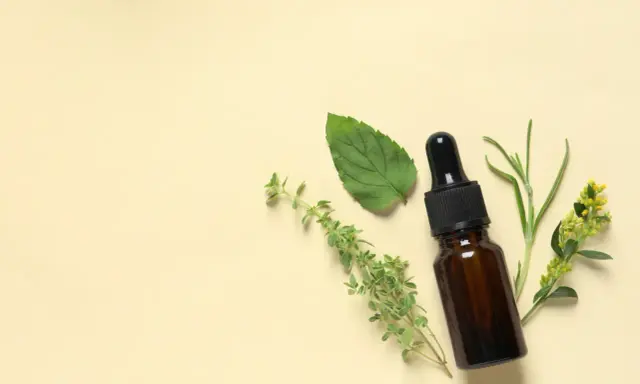 Flacon d'huile essentielle, menthe, thym et romarin, pour soulager la toux sèche.