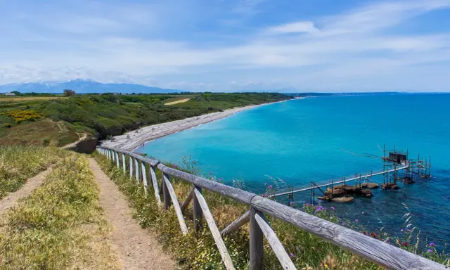Sentiero panoramico sull'Adriatico, ideale per una vacanza in Abruzzo con bambini. Spiaggia di ciottoli, mare cristallino e un trabocco.