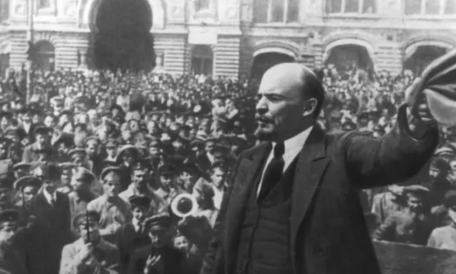 Lenin spricht zu einer jubelnden Menge in Russland, ein entscheidender Moment der Oktoberrevolution.