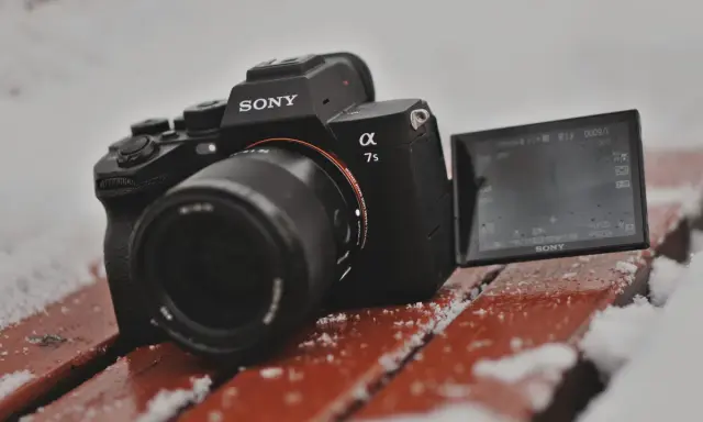 Sony a7s 3 na zimowej ławce, gotowy do uchwycenia zimowych krajobrazów.