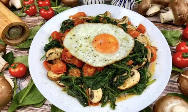 Herzhaftes Gericht mit Baby Spinat, Tomaten, Pilzen und Spiegelei. Perfekt für gesunde Baby Spinat Rezepte.
