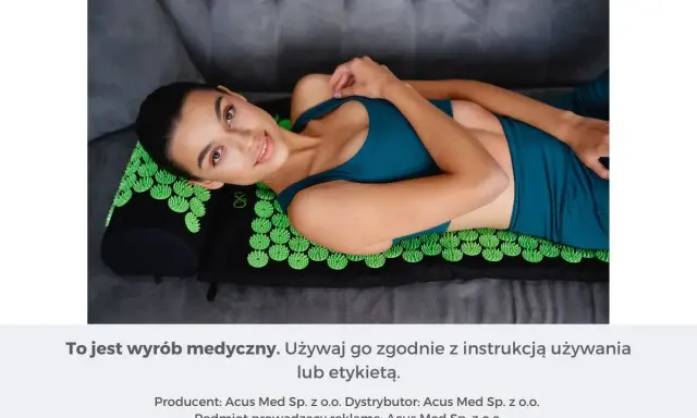 Kobieta leży na macie akupresurowej, która może pomóc w łagodzeniu bólu głowy, gdzie uciskać.