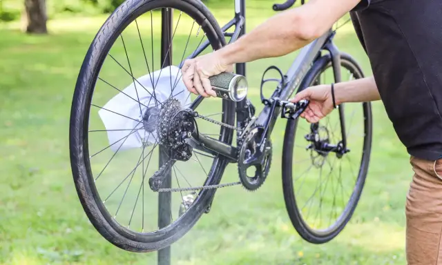 Czyszczenie napędu roweru specjalnym preparatem. Warto wiedzieć, czym czyścić rower, by służył długo.