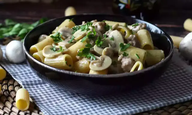 Pasta funghi e salsiccia: ricetta cremosa e segreti infallibili