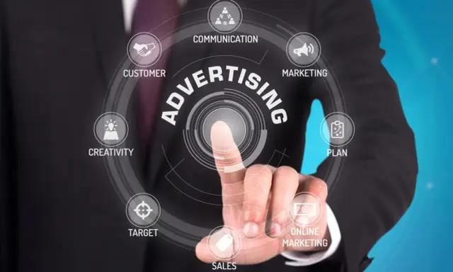 Biznesmen dotyka ekranu, wybierając opcje związane z reklamą stron internetowych: marketing, planowanie, sprzedaż, target, kreatywność, klienta i komunikację.