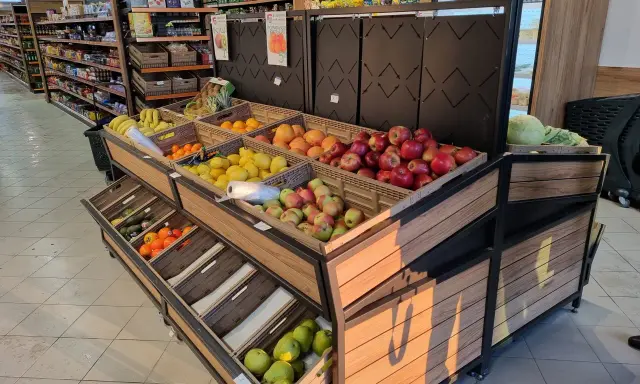 Świeże owoce i warzywa w sklepie w Bukowinie Tatrzańskiej: jabłka, gruszki, cytryny, pomarańcze, banany, kiwi, pomidory, ogórki i kapusta.
