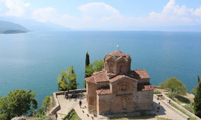 Kościół św. Jana w Ochrydzie, Macedonia. Widok na jezioro. Czy to dowód, czy paszport, by tu przyjechać?