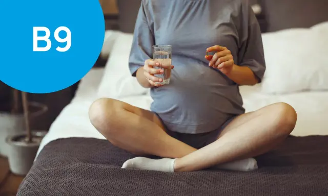 Ciężarna kobieta bierze suplement B9. Czy można przedawkować kwas foliowy? Warto to sprawdzić.