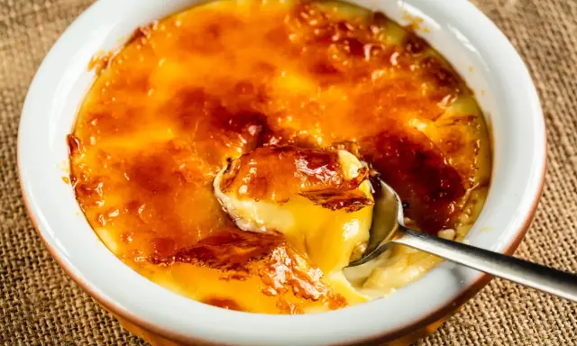 Crème brûlée, un dessert iconique dont l'origine remonte au XVIIe siècle, avec sa croûte caramélisée craquante et sa crème onctueuse.
