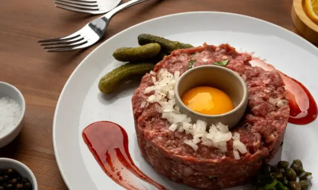 Tartar de salchichón: carne picada, huevo, pepinillos, cebolla, alcaparras y salsa. ¡Ingredientes perfectos para un plato delicioso!