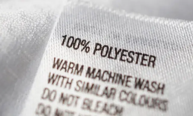 Etichetta: 100% poliestere. Come si lava: lavaggio in lavatrice a caldo con colori simili. Non candeggiare.