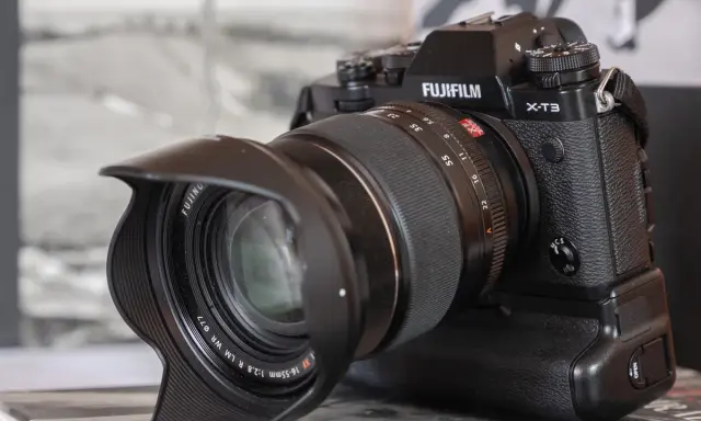 Cámara Fujifilm X-T3 con lente XF 16-55mm f/2.8. Lista para capturar momentos.